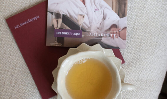 Isä rentoutuu Helsinki Day Span kasvohoidossa, lahjakortti isänpäiväksi