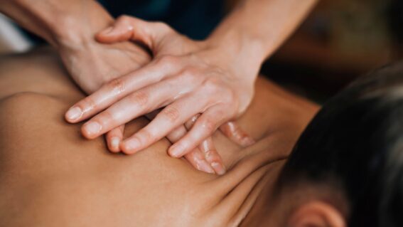 Aromatherapy Massage 80 minutes – soothing full-body treatment with essential oils.